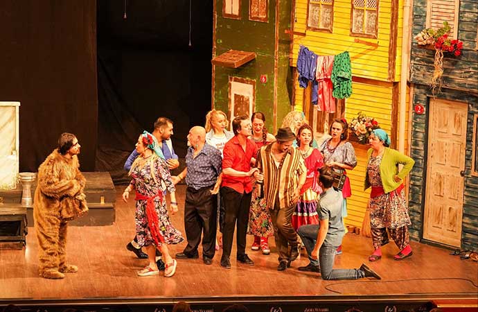 Sahne Tozu Tiyatrosu, Gırgıriye’yi “Sosyal Market”e destek için oynadı