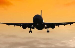 ABD’ye giden uçakta mide bulandıran olay: Yolcuların üzerine kurtçuk yağdı