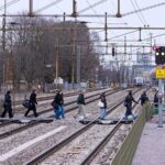 İsveç’te yük treni yolculara çarptı! Başka trenden inen üç kişi hayatını kaybetti