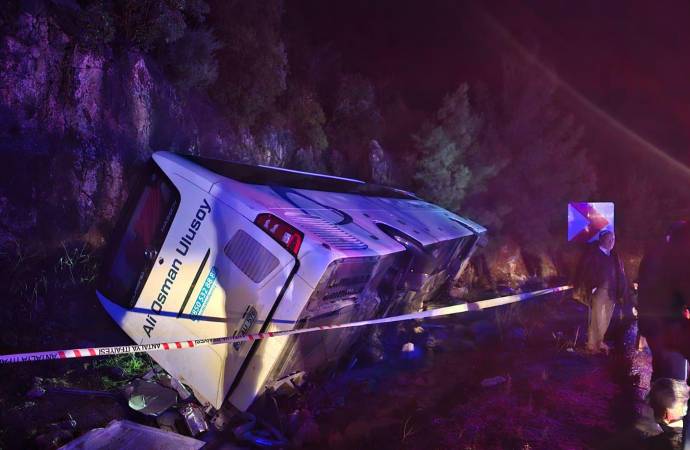 Antalya’da yolcu otobüsü devrildi! Biri ağır 20 yaralı