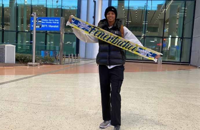 Melissa Vargas Fenerbahçe için İstanbul’a döndü! Sarı-lacivertli atkıyla poz verdi