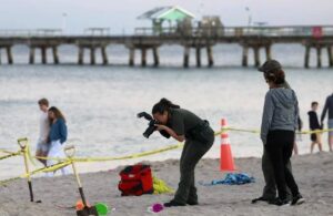 Plajda kazdığı çukurun altında kalan çocuk hayatını kaybetti