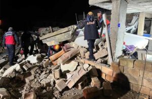 Bir yıl önce depremde hasar gören ev çöktü: 2 ölü 8 yaralı