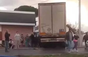 İzmir’de trafik terörü! İşçileri taşıyan minibüse çarptı: 3 ölü 14 yaralı