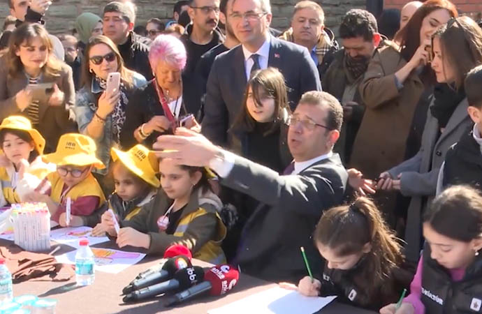 İstanbul Büyükşehir Belediye Başkanı Ekrem İmamoğlu'nun seçim ziyaretleri esnasında bir çocukla yaşadığı 'TRT' diyaloğu güldürdü. İmamoğlu'nun yanına gelen çocuk "TRT Haber mi?" diye sorunca İmamoğlu da, "O gelirken yolunu kaybediyor" yanıtını verdi