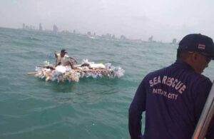 Tayland’da pet şişelerden bot yapan evsiz denizin ortasında mahsur kaldı