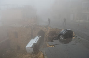 Mardin’de yol çöktü! İki araç tarihi evin avlusuna düştü