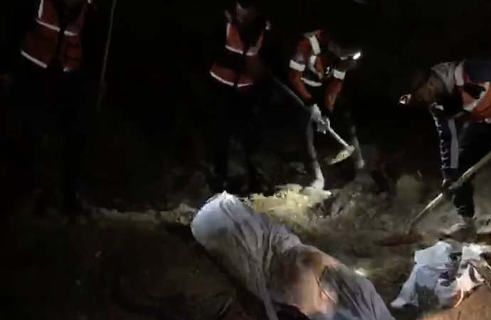 İsrail bu kez de toplu mezar vurdu! Gömülen cesetler yüzeye çıktı