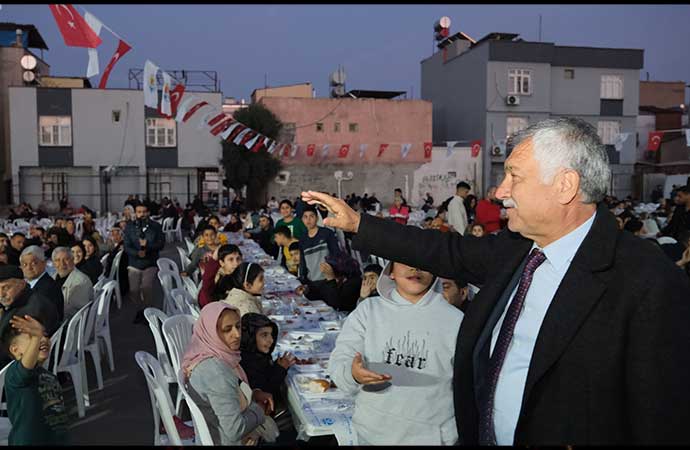 Şakirpaşa Mahallesi sakinleri Adana Büyükşehir sofrasında iftar yemeğinde buluştu