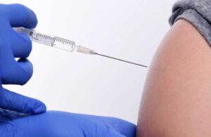 Doktorları dinlemedi, 217 kez Covid aşısı oldu