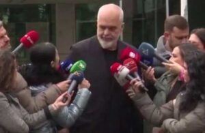 Arnavutluk başbakanı soru soran kadın gazeteciyi itti