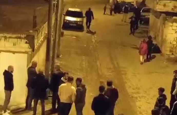Diyarbakır’da husumetli aileler arasında sokak ortasında silahlı kavga! İki yaralı