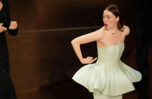 Oscar’a damga vuran Emma Stone’nun sahneye çıktığı anda elbisesi yırtıldı