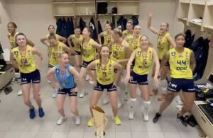 Fenerbahçeli voleybolculardan soyunma odasında şampiyonluk dansı