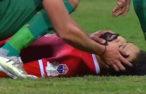 61’nci dakikada maça girdi: Sahada kalp krizi geçiren futbolcu yoğun bakıma kaldırıldı