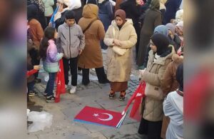 Erdoğan’ın mitinginde tepki çeken görüntü! Türk bayrağını yere serip namaz kıldı