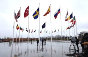 32’nci üye olmuştu! İsveç’in bayrağı NATO karargahında göndere çekildi