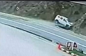 Artvin’de araç kontrolden çıkıp kayalara çarptı! Bir gazeteci hayatını kaybetti, biri yaralı