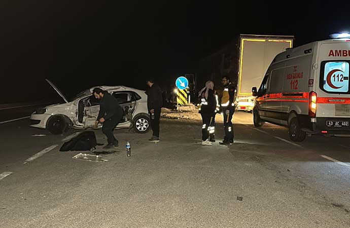 Kütahya’da TIR ile çarpışan otomobilin sürücüsü hayatını kaybetti