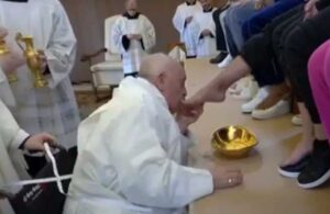 Papa kadın mahkumların ayaklarını yıkayıp öptü
