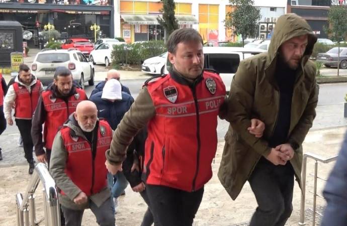 Trabzon’da sahaya giren 13 holigandan 5’i tutuklandı
