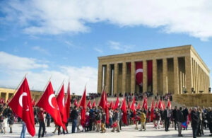 Binler 23 Nisan’da Ulu Önder Mustafa Kemal Atatürk’ün huzuruna çıktı