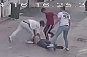 Bursa’da üç kişi bir kişiyi öldüresiye dövdü! Yere düşen gencin yüzünü tekmelediler