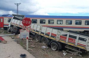 Afyonkarahisar’da feci kaza! Tır hemzemin geçitte kaldı tren şiddetle çarptı