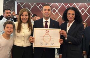 AKP’nin yönetimindeki belediyeyi kazanan Ahmet Akın mazbatasını aldı