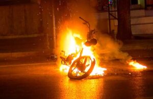 Polis denetiminde sinir krizi geçirdi motosikletini ateşe verdi