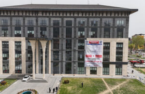 CHP’li başkan MHP’den devraldığı belediyenin borcunu afiş yaptırıp astı