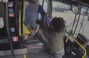 Otobüs hareket ederken şoföre saldırdı: Tutuklandı