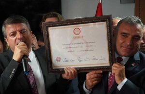 AKP’nin kalesi Adıyaman’ı kazanan CHP’li Tutdere mazbatasını aldı