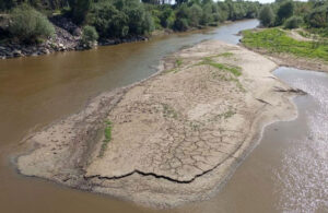 Menderes Nehri yaz gelmeden sinyal verdi! Sular çekildi, çöpler ortaya çıktı
