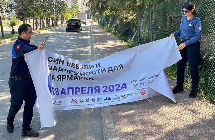 Mezitli Belediyesi Türkçe harf kullanılmayan tabelaları kaldırdı