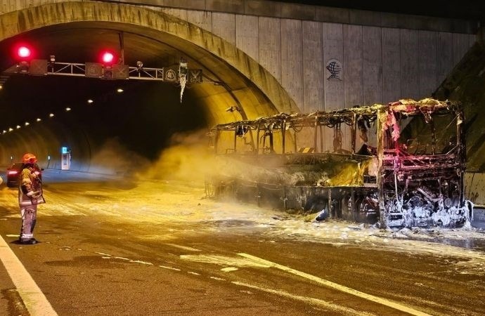 Bursa’da yolcu otobüsü yandı! İstanbul İzmir otoyolu trafiğe kapatıldı
