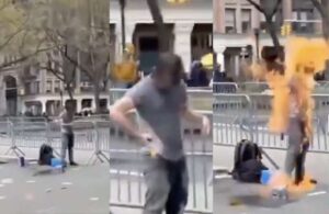 Trump’ın duruşmasının yapıldığı mahkemenin önünde bir kişi kendini yaktı!