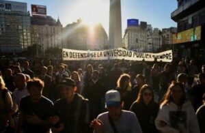 Arjantin’de binlerce kişi hükümeti protesto etmek için sokağa döküldü