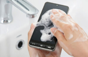 Yaşlılara özel suya ve sabuna dayanıklı cep telefonu