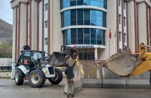 Çatak’ta belediyenin önündeki beton bariyerler kaldırıldı!