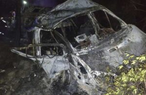 Devrilen minibüs alev alev yandı! 3 ölü 18 yaralı