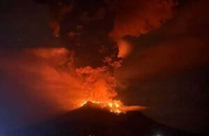 Endonezya’da yanardağ patladı: Binlerce kişi tahliye edilecek
