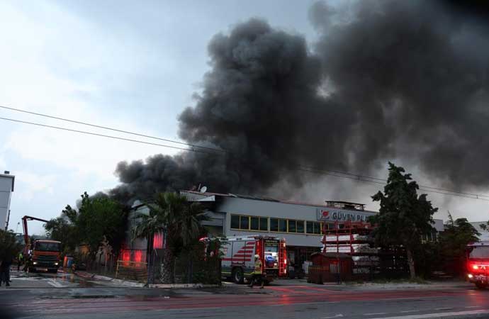 İzmir’de iki farklı fabrikada yangın!