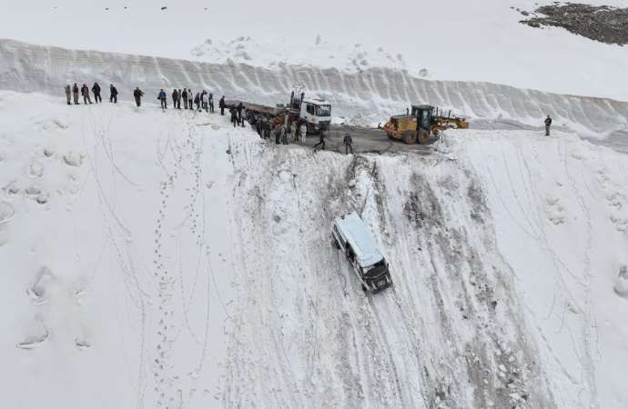 Çığ nedeniyle şarampole sürüklenen minibüs günler sonra kar altından çıkarıldı