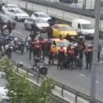 Motosikletli polisler taksiye çarptı! 2 yaralı