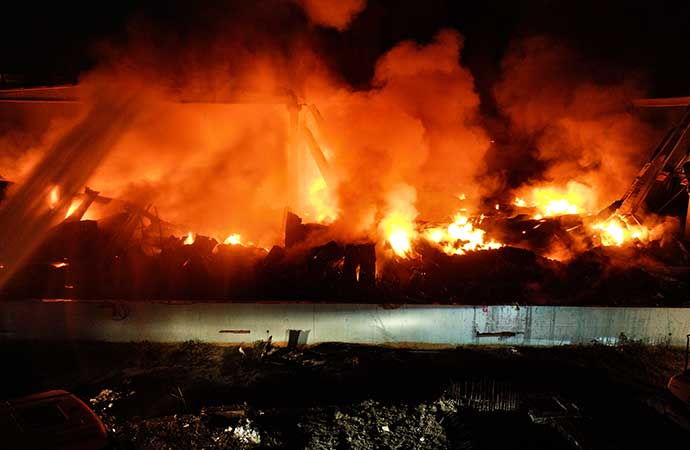 Adana’da motor üretim tesisinde yangın! TOMA ve iş makineleri devreye girdi