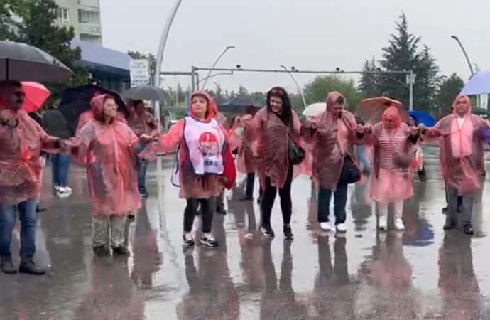 Tandoğan Meydanı’nda yağmur altında 1 Mayıs kutlaması!