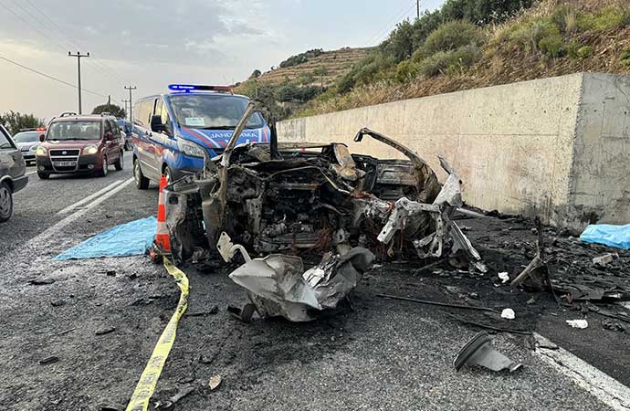 Antalya’da duvara çarpan otomobilde iki kişi yanarak hayatını kaybetti
