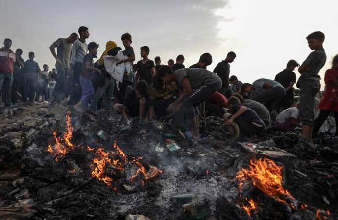 İsrail güvenli bölge ilan ettiği Gazze kampını bir kez daha bombaladı