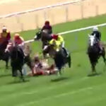 At yarışı pistinde korkunç kaza! Atlar çarpıştı bir jokey hastaneye kaldırıldı